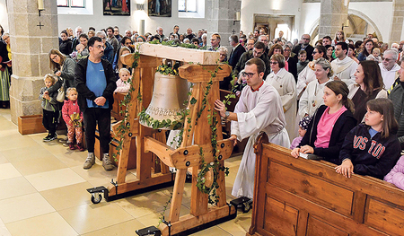 Die Minis von Gallneukirchen bringen „ihre“ Glocke in den Altarraum.    