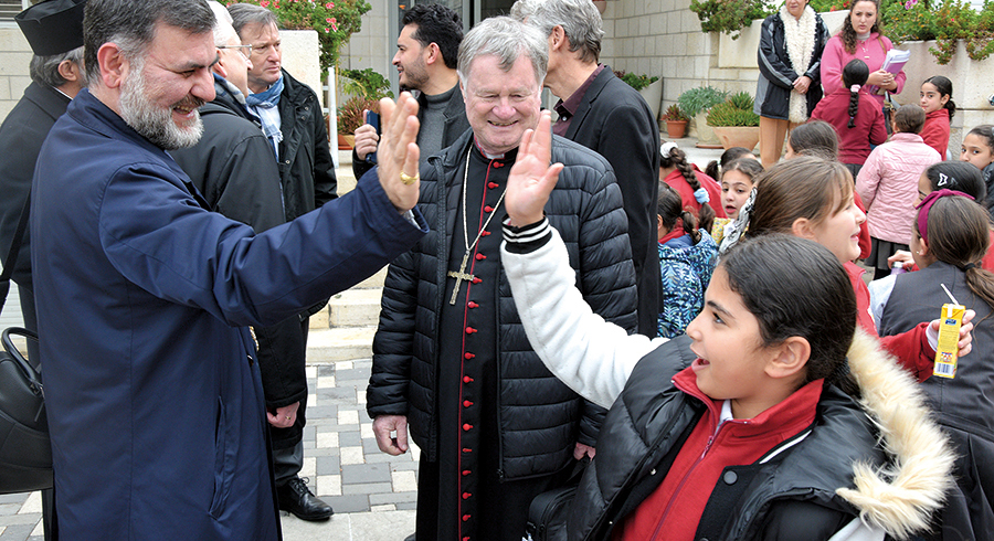 Handschlag in der deutschen Schmidt-Schule in Jerusalem mit Bischof Tiran Petrosyan, dem Vorsitzenden des Ökumenischen Rats der Kirchen in Österreich (links). Auch Bischof Manfred Scheuer (Mitte) ist Teil der österreichischen Reisedelegation.  