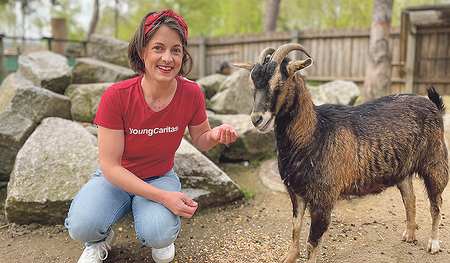 Claudia Angerlehner von der youngCaritas freut sich auf Deinen Besuch im Tiergarten Wels. Von ihr erfährst Du, welche Rolle Ziegen für Menschen in Afrika spielen und was Du beitragen kannst, damit es Menschen in Not besser geht