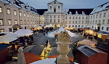 Blick auf den Adventmarkt im Stift Kremsmünster. 				               