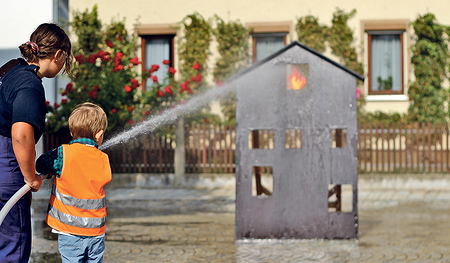 Viele Kinder träumen davon,  einmal Feuerwehrfrau oder -mann zu werden. 