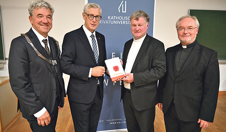 Bischof Manfred Scheuer (2. v. re.) mit den Herausgebern der Festschrift Rektor Michael Fuchs (von links), Univ.-Prof. Ewald Volgger OT und Generalvikar Severin Lederhilger OPraem.      /   KIZ/JW Bischof Manfred Scheuer (2. v. re.) mit den Herausgebern der Festschrift Rektor Michael Fuchs (von links), Univ.-Prof. Ewald Volgger OT und Generalvikar Severin Lederhilger OPraem.