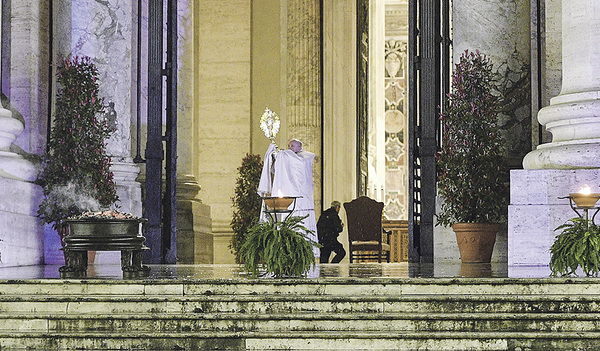 Am Freitagabend betete Papst Franziskus am Vorplatz des Petersdoms in einer Feier für das Ende der Corona-Pandemie und erteilte zum Schluss den Segen „Urbi et Orbi“. Für Gläubige war der Platz gesperrt.