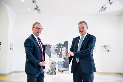 Bürgermeister Gerald Hackl und LH Thomas Stelzer präsentieren das Sujet der Landesausstellung in Steyr. 