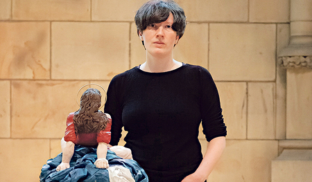 Esther Strauß mit ihrer Skulptur „crowning“ im Kunstraum des Mariendoms. Die Leihgabe wurde in einem Gewaltakt zerstört. 