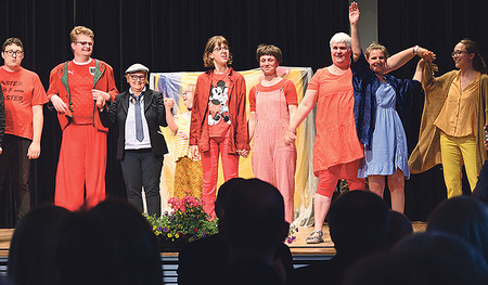 Die Gruppe „Skala – Inklusive Darstellung“ des Instituts Hartheim trug mit einer künstlerischen Performance zum Festakt bei und begeisterte die Gäste.  