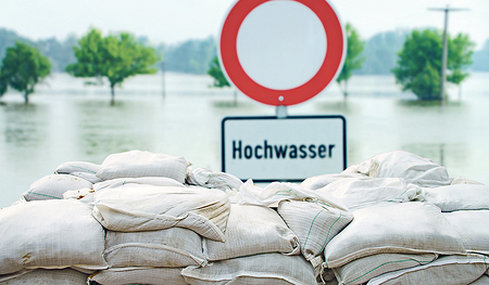 Sandsäcke können bei Hochwasser dazu beitragen, das Wasser vor dem Eindringen in das Haus zu hindern.  