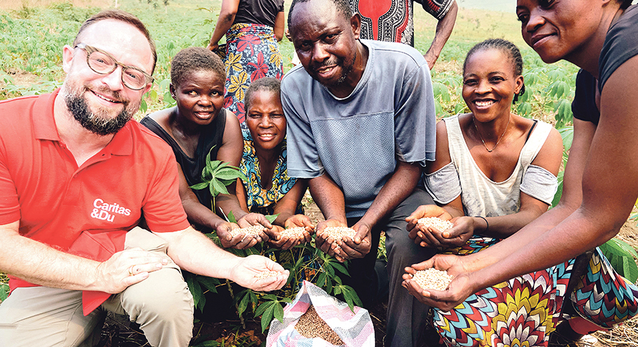Caritas-Direktor Stefan Pimmingsdorfer (links) freut sich mit den Menschen in der DR Kongo über Erfolge eines Landwirtschaftsprojekts. / THOMAS STIMMEL Caritas-Direktor Stefan Pimmingsdorfer (links) freut sich mit den Menschen in der DR Kongo über Erfolge eines Landwirtschaftsprojekts.