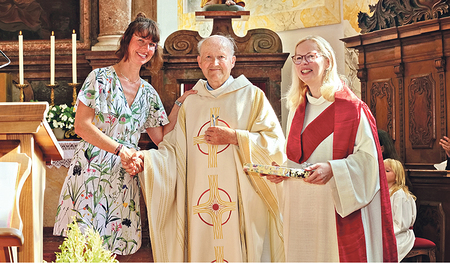 Pfarrgemeinderatsobfrau Maria Voglauer (li.) und Pfarrleiterin Sabine Kranzinger (re.) freuen sich mit dem Jubilar und ehemaligen Pfarrer P. Franz Kniewasser SDB.