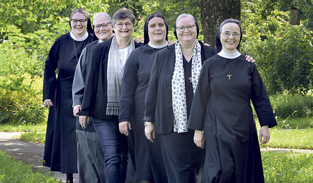 Die Ordensleitung der Franziskanerinnen von Vöcklabruck.      