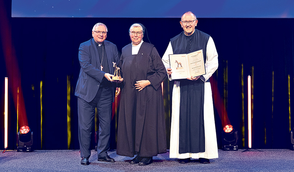 Bischof Werner Freistetter (li.) und Missio-Nationaldirektor P. Karl Wallner (rechts) gratulieren Sr. Elisabeth Brunmayr. 