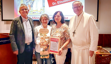 Max Wiederseder (von links), Elisabeth Guld,  die Preisträgerin Berta Kampmüller und Abt emeritus Martin Felhofer.