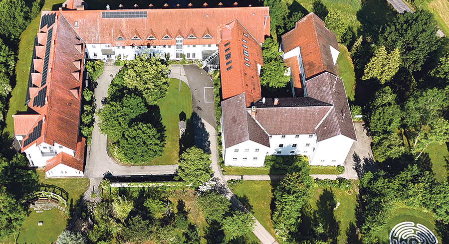 Bildungshaus Greisinghof mit Bibelgarten von oben. / Greisinghof Bildungshaus Greisinghof mit Bibelgarten von oben.