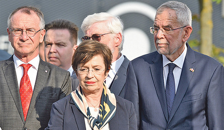 Alexander Van der Bellen, Doris Schmidauer und der ehemalige Antifa-Vorsitzende Robert Eiter bei einer Gedenkfeier (von rechts).