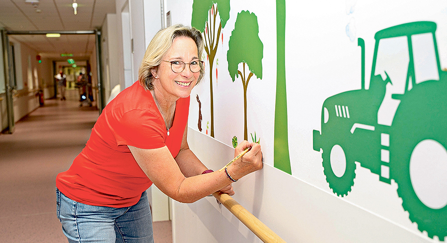 Petra Gorholt, diplomierte Grafikdesignerin, bei ihrer Arbeit. / KRANKENHAUS ST.JOSEF BRAUNAU Petra Gorholt, diplomierte Grafikdesignerin, bei ihrer Arbeit.