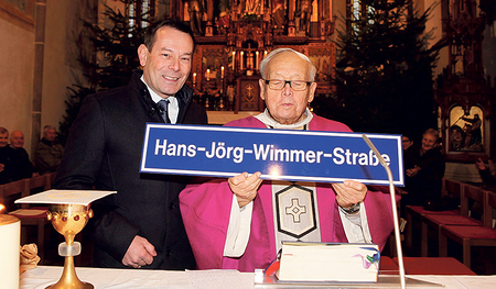 Königswiesens Bürgermeister Roland Gaffl (links) mit dem  Jubilar Altpfarrer Hans-Jörg Wimmer.  