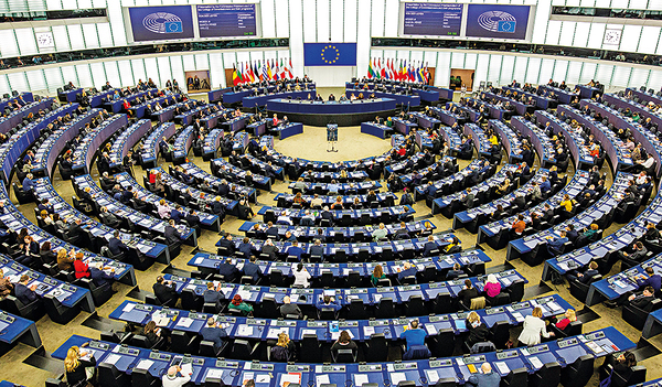 Die Plenarsitzungssäle des EU-Parlaments in Straßburg und Brüssel haben Platz für 750 Abgeordnete. Im Juni werden 720 Abgeordnete gewählt. 