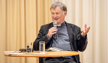 Bischof Manfred Scheuer bei Buchpräsentation.