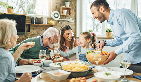 Mit dem Mediennutzungsvertrag kann etwa das Abendessen zur handyfreien Zeit werden.