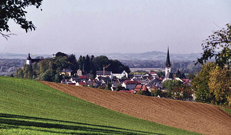 Jahreszeiten, Herbst, Verf?rbung, Bl?tter, B?ume, Landschaft, Stein, Steine, Bank, Wege, S?ule, Wanderung, Feld, Wiese, Kirche, Gr?n, Sonne, Sonnenlicht, Himmel, Wolken, Weinrot, September, Oktober, Altweibersommer, Einsamkeit, Astern, Baum, Blatt, O