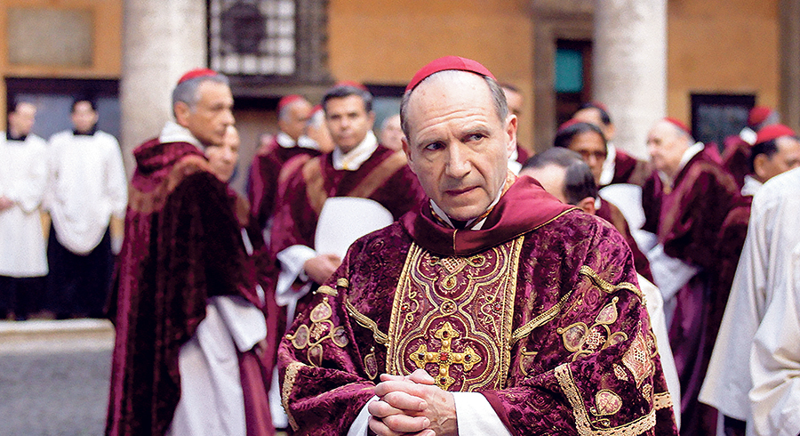 Kardinal Lawrence (gespielt von Ralph Fiennes) steht mitten unter anderen Papstwählern und Sekretären im Vatikan. Er muss als Kardinaldekan die Papstwahl leiten und blickt mit Sorge auf das beginnende Konklave. 