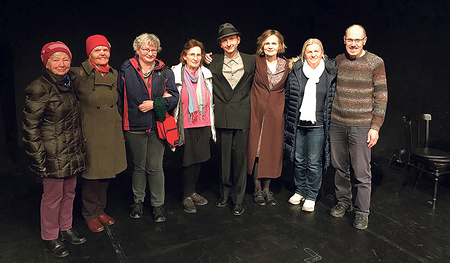 Schauspielerin Bettina Buchholz Schauspieler und Rudi Müllehner (dritte und vierter von rechts) mit sechs Kirchenzeitungsleser:innen, die in der Rubrik „Angebot“ Karten für die szenische Lesung „Etty Hillesum & Leonard Cohen“ gewonnen hatten  