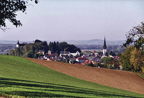 Jahreszeiten, Herbst, Verf?rbung, Bl?tter, B?ume, Landschaft, Stein, Steine, Bank, Wege, S?ule, Wanderung, Feld, Wiese, Kirche, Gr?n, Sonne, Sonnenlicht, Himmel, Wolken, Weinrot, September, Oktober, Altweibersommer, Einsamkeit, Astern, Baum, Blatt, O