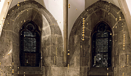 „In Schwebe der Klang“ (Ausschnitt), Installation in der Krypta des Mariendoms von Sonja Meller.