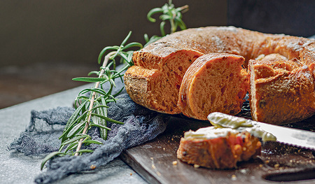 Das Brot kann beispielsweise auch gut zum Grillen gereicht werden.   