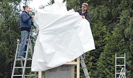 Kunstaktion von Renate Herter in St. Georgen an der Gusen.