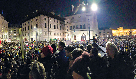 Zigtausende Menschen versammelten sich bereits zu Beginn der FP-VP-Koalitionsverhandlungen zu Demonstrationen. Ist das gerechtfertigt?  