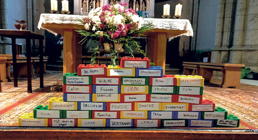 Die Mauer entstand beim „Kreativteil“ der Wort Gottes-Feier. / Pfarrgemeinde Bad Hall Die Mauer entstand beim „Kreativteil“ der Wort Gottes-Feier.