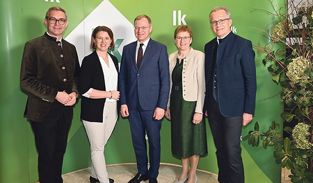 LK-Präsident Franz Waldenberger, Agrarlandesrätin Michaela Langer-Weninger, Landeshauptmann Thomas Stelzer, LK-Vizepräsidentin Rosemarie Ferstl und Kammerdirektor Karl Dietachmair beim ersten Neujahrsempfang der Landwirtschaftskammer Oberösterreich. 