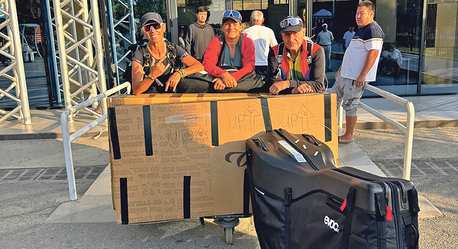 Andrea Hofbauer, Marion May und Rudi Karner (vorne von links im Bild) sind gut angekommen in Kirgistan und starten diese Woche ihre Radtour. / privat Andrea Hofbauer, Marion May und Rudi Karner (vorne von links im Bild) sind gut angekommen in Kirgistan und starten diese Woche ihre Radtour.
