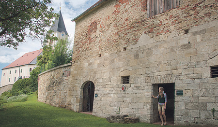 Im alten Pfarrkeller von St. Anna kann man eine traditionelle Weinpresse besichtigen und in das Weinbau-Handwerk vergangener Zeit eintauchen.