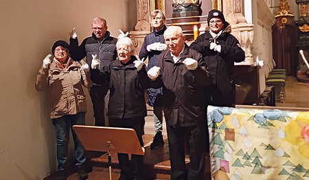 Der Gebärdenchor in der Pfarrkirche Urfahr singt auch zur Adventzeit.   
