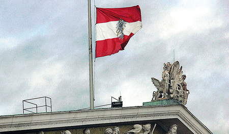 Die österreichische Flagge wurde am Dach des Parlaments und anderer wichtiger Gebäude auf halbmast gesenkt.   