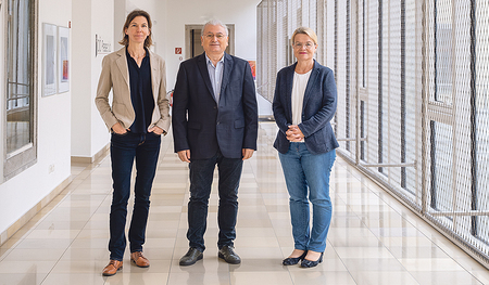 V. l.: Marion Huber (Caritas OÖ), Mümtaz Karakurt (Migrare – Zentrum für Migrant:innen OÖ), Silvia Breitwieser (Telefonseelsorge OÖ). 