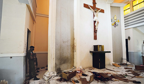Eine verwüstete Kirche blieb nach dem Massaker zurück. 