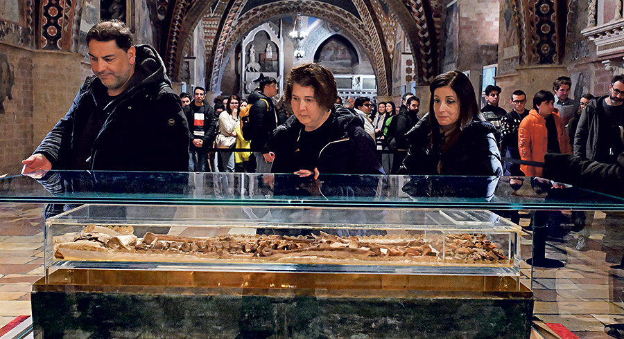 Bis 22. März sind die sterblichen Überreste von Franz von Assisi (um 1182–1226) in der Basilika San Francesco in seiner Heimatstadt ausgestellt. / APA-Images / PA / ALESSIA GIULIANI Bis 22. März sind die sterblichen Überreste von Franz von Assisi (um 1182–1226) in der Basilika San Francesco in seiner Heimatstadt ausgestellt.