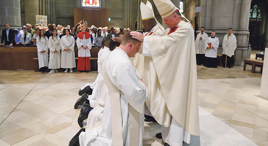 Die Handauflegung durch den Bischof ist der zentrale Akt einer Priesterweihe. / © Diözese Linz / Hermann Wakolbinger Die Handauflegung durch den Bischof ist der zentrale Akt einer Priesterweihe.
