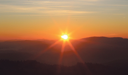 Das dämmernde Licht der Sonne taucht das Land in warme Farben.