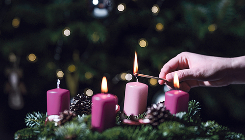 Die Kerze in Rosa kündet von Vorfreude. / Erzdiözese Salzburg (eds)/Hiva Naghshi Die Kerze in Rosa kündet von Vorfreude.