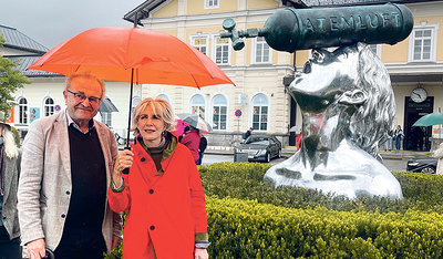 Pfarrer Christian Öhler mit der Künstlerin Xenia Hausner vor ihrer Skulptur in Bad Ischl.    