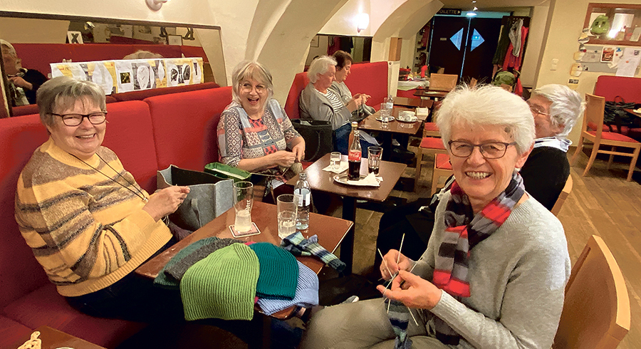 „Menschen am Rande sind uns wichtig“, erzählt Maria Monitzer (re.). 