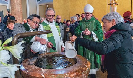 Im Taufbecken vereint: Die 32 Pfarren der Region brachten ihr Wasser nach Bad Ischl. 