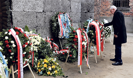 Bundespräsident Alexander Van der Bellen legte einen Kranz an der „Schwarzen Wand“ im Stammlager von Auschwitz nieder.