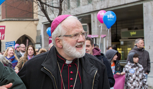 Weihbischof Laun 2016 in Stuttgart auf einer Demo für Ehe und Familie und gegen Gender-Ideologie und Sexualisierung der Kinder