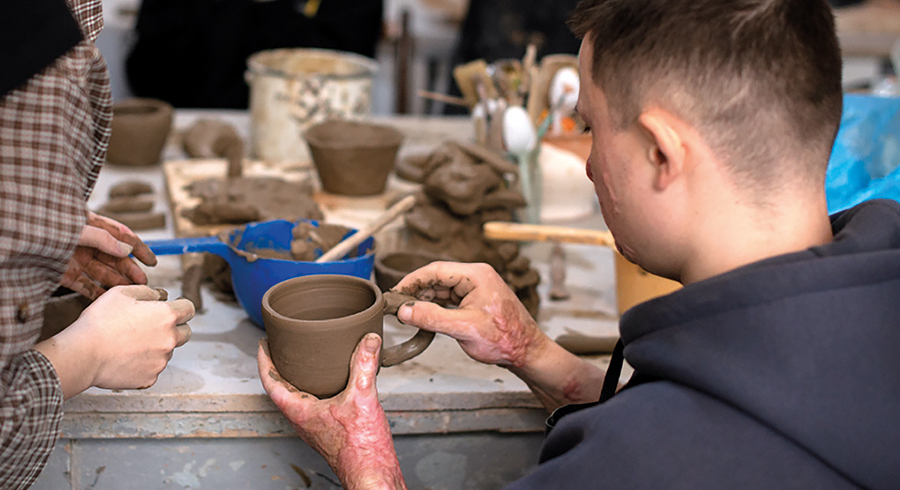 Die „Akademie der Veteranen“ in Lwiw: Menschen, die im Krieg Schreckliches erlebt haben, können im künstlerischen Gestalten Ruhe finden. / Академія для ветеранів/Lviv National Academy of Arts Die „Akademie der Veteranen“ in Lwiw: Menschen, die im Krieg Schreckliches erlebt haben, können im künstlerischen Gestalten Ruhe finden.