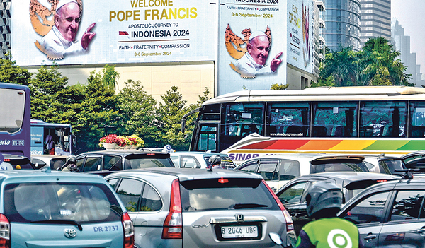 Jakarta begrüßt Papst Franziskus mit Plakaten. 